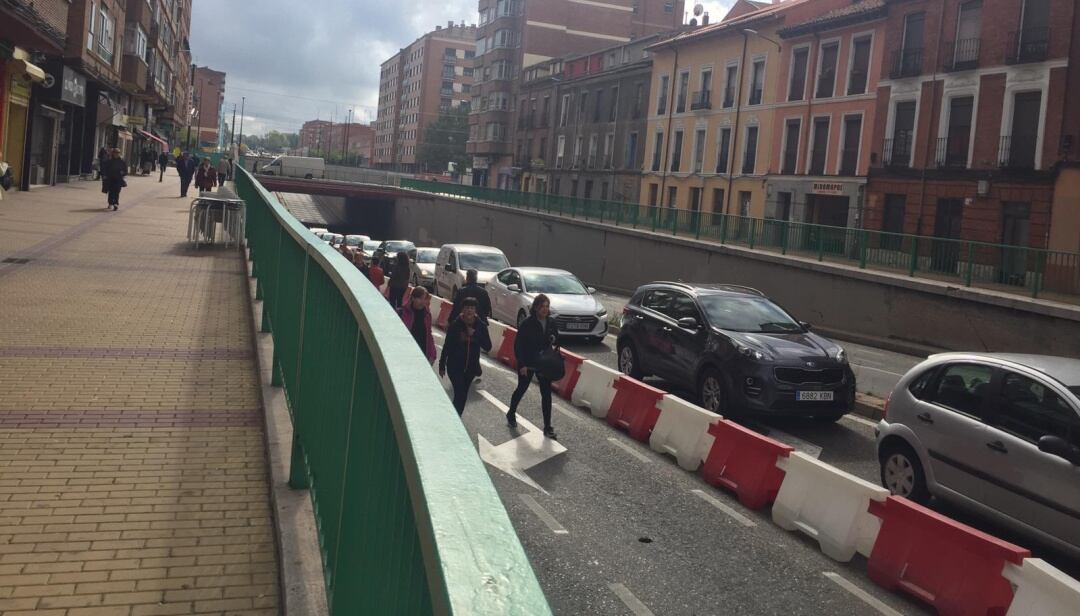 Tunel de San Isidro en la plaza Circular con peatones y vehículos