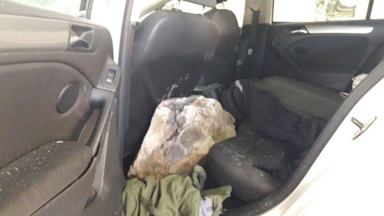 Imatge del cotxe afectat per un despreniment de roca als Tres Ponts.