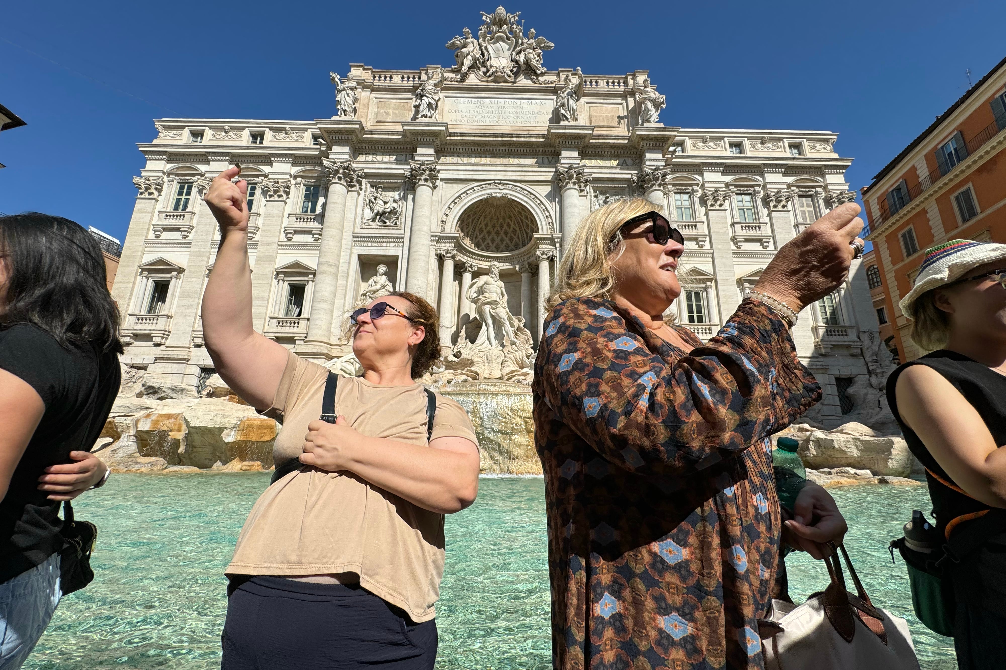 Cada día más de 10.000 personas visitan la Fontana de Trevi