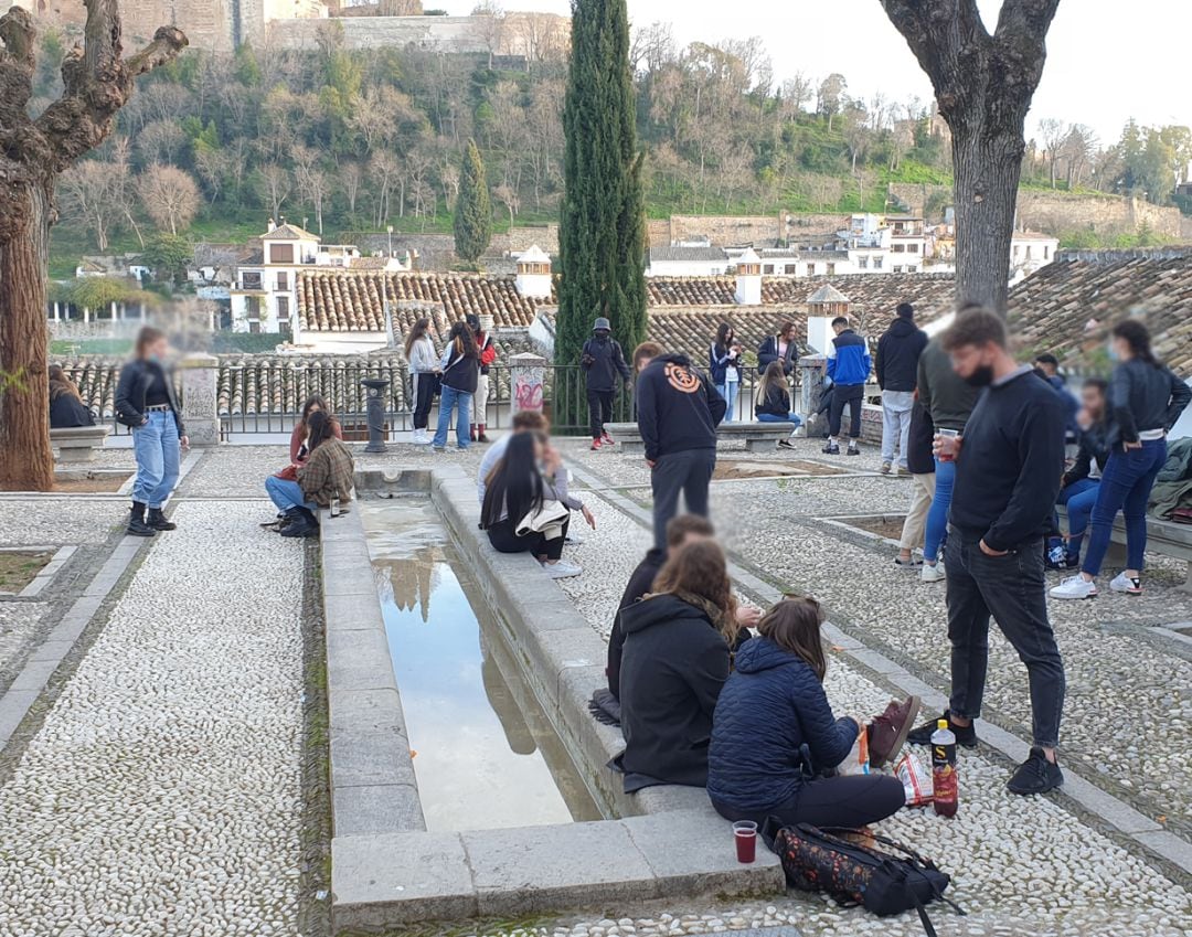 Jóvenes en la Placeta de Carvajales del Albaicín (Granada), la tarde del 13 de febrero de 2021