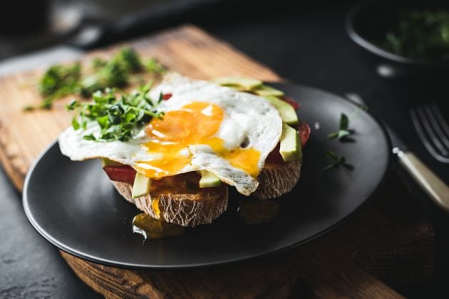 Un huevo y aguacate puede ser un buen desayuno.