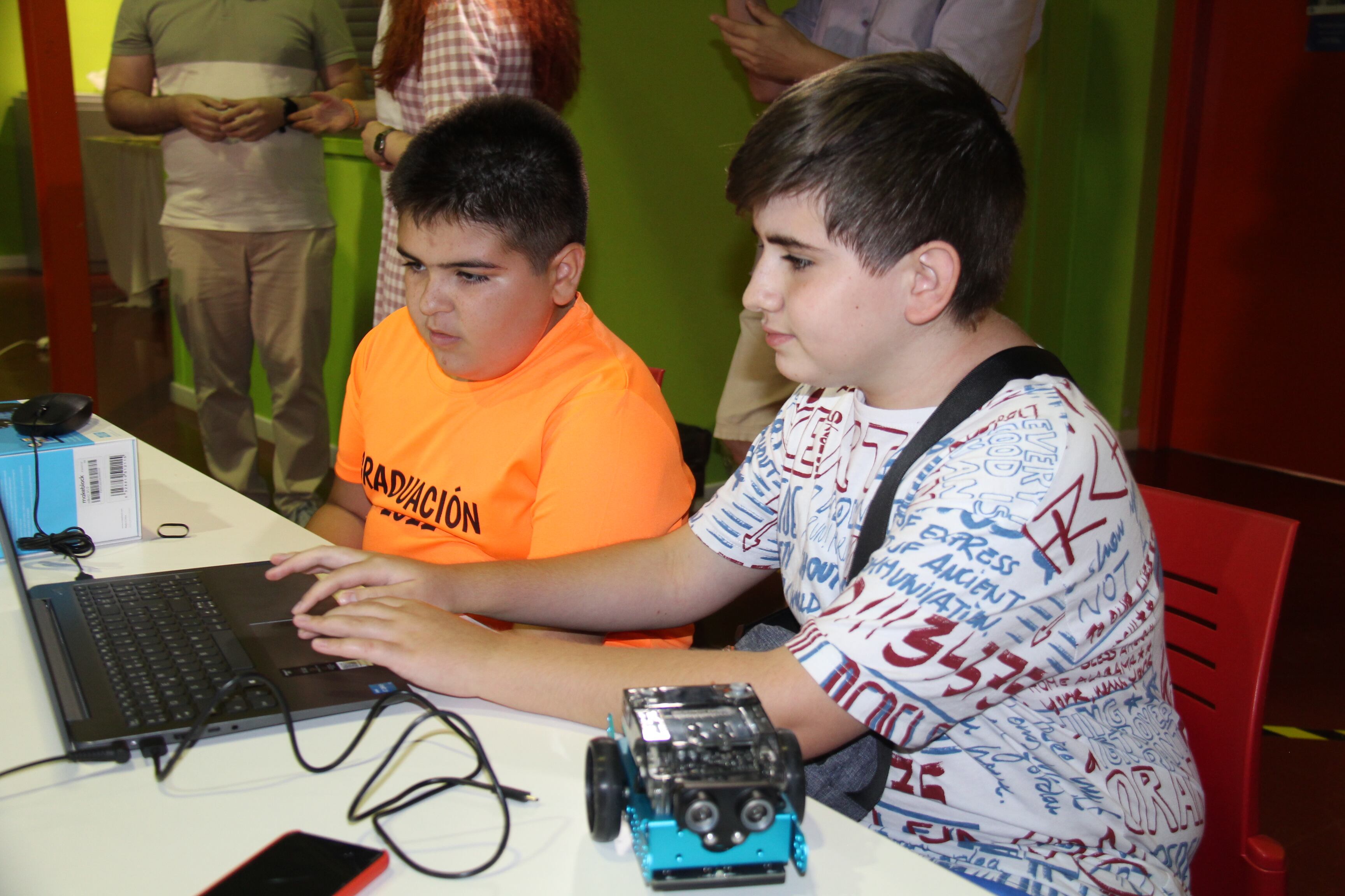 Niños en alcázar aprenden sobre robots / Ayto de Alcázar