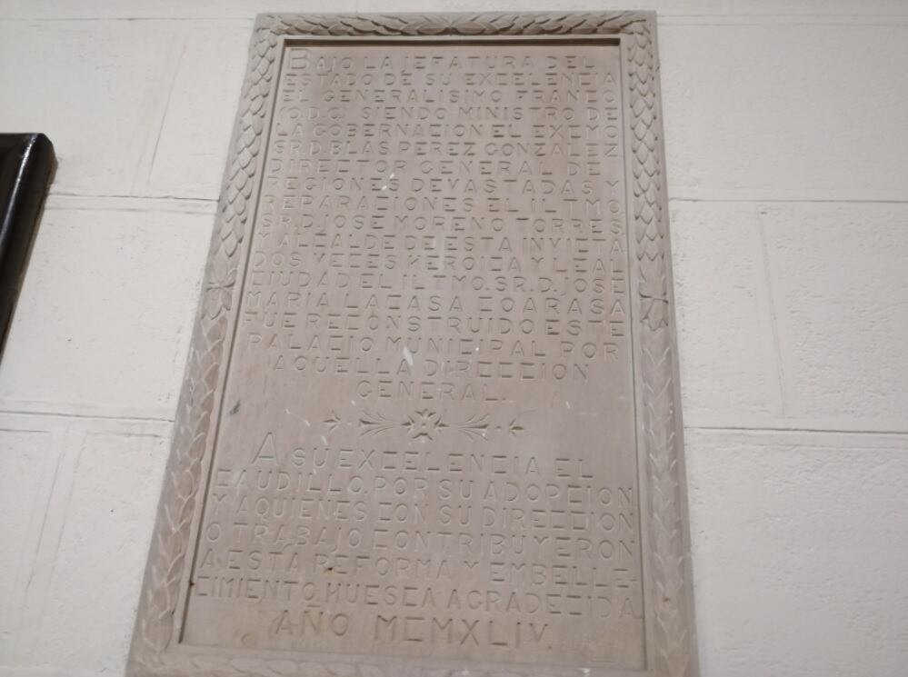 Placa franquista situada en el hall de entrada del Ayuntamiento de Huesca