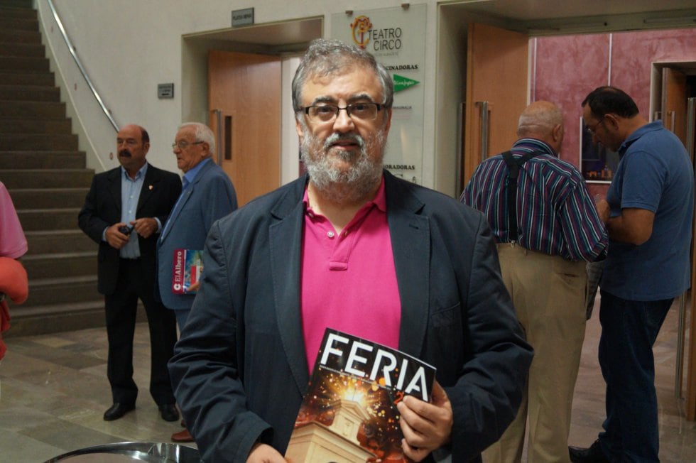 El nuevo gerente de Cultural Albacete, Ricardo Beléndez posa con la revista de feria de Radio Albacete