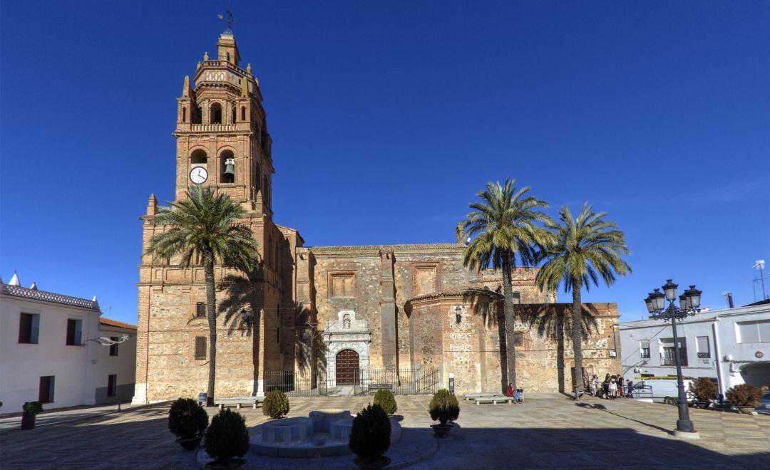 En la Plaza de España de Bienvenida (Badajoz) está la iglesia de Nuestra Señora de los Ángeles y el Ayuntamiento.