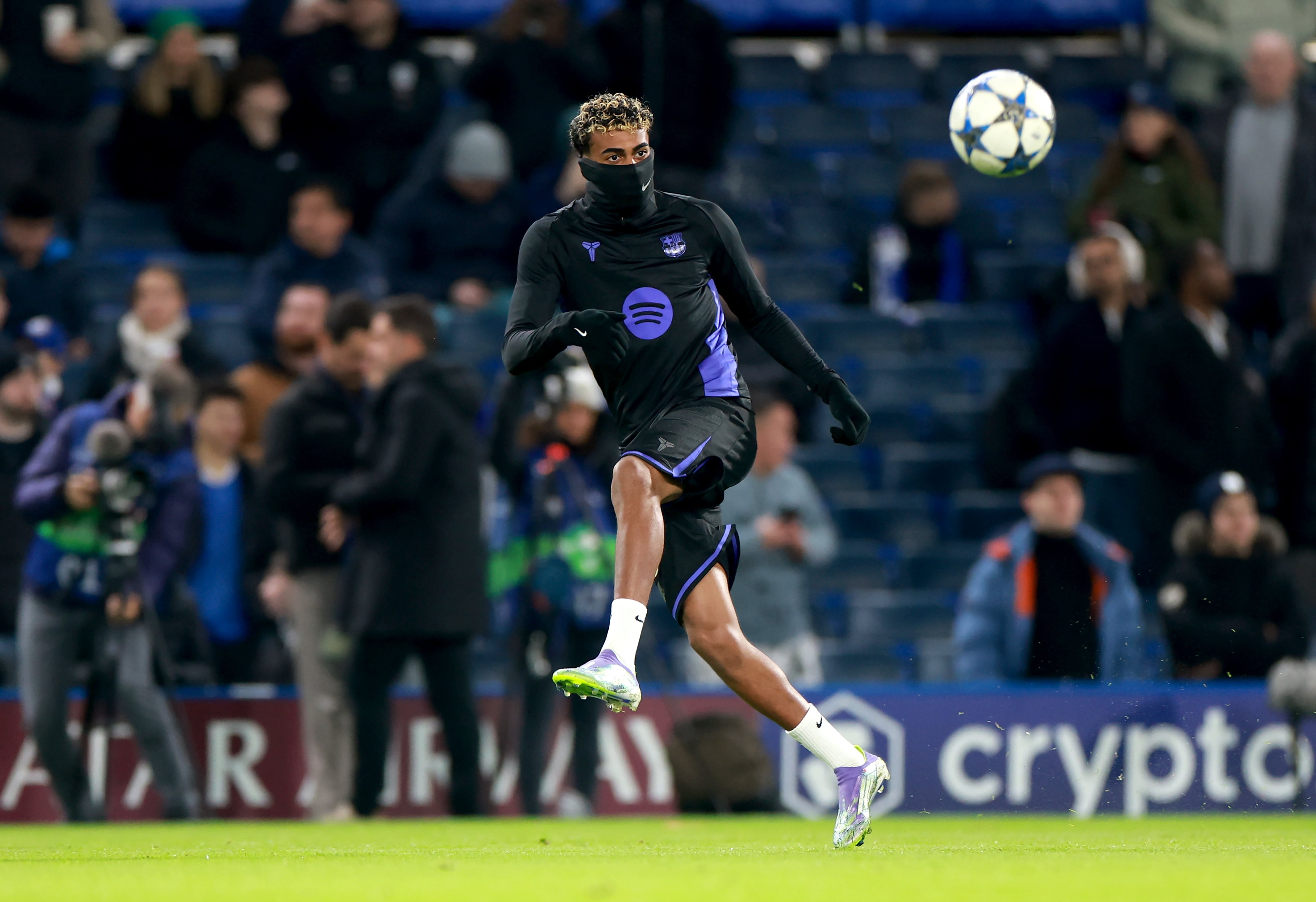 Lamine Yamal durante el calentamiento del partido de Champions