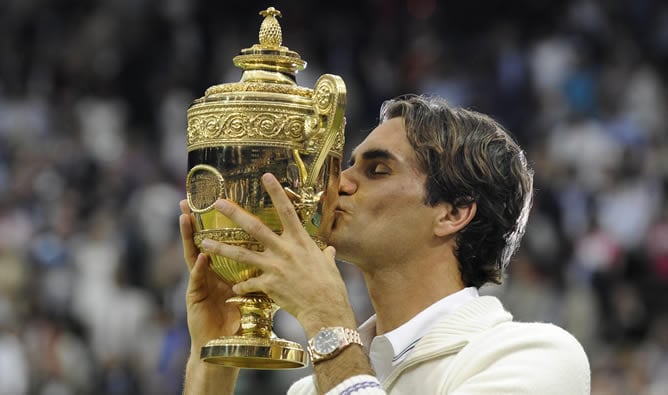 El tenista suizo Roger Federer levanta la copa de campeón tras su victoria (4-6, 7-5, 6-3 y 6-4) ante al escocés Andy Murray tras la final del Torneo de Wimbledon que disputaron en el All England Lawn de Londres