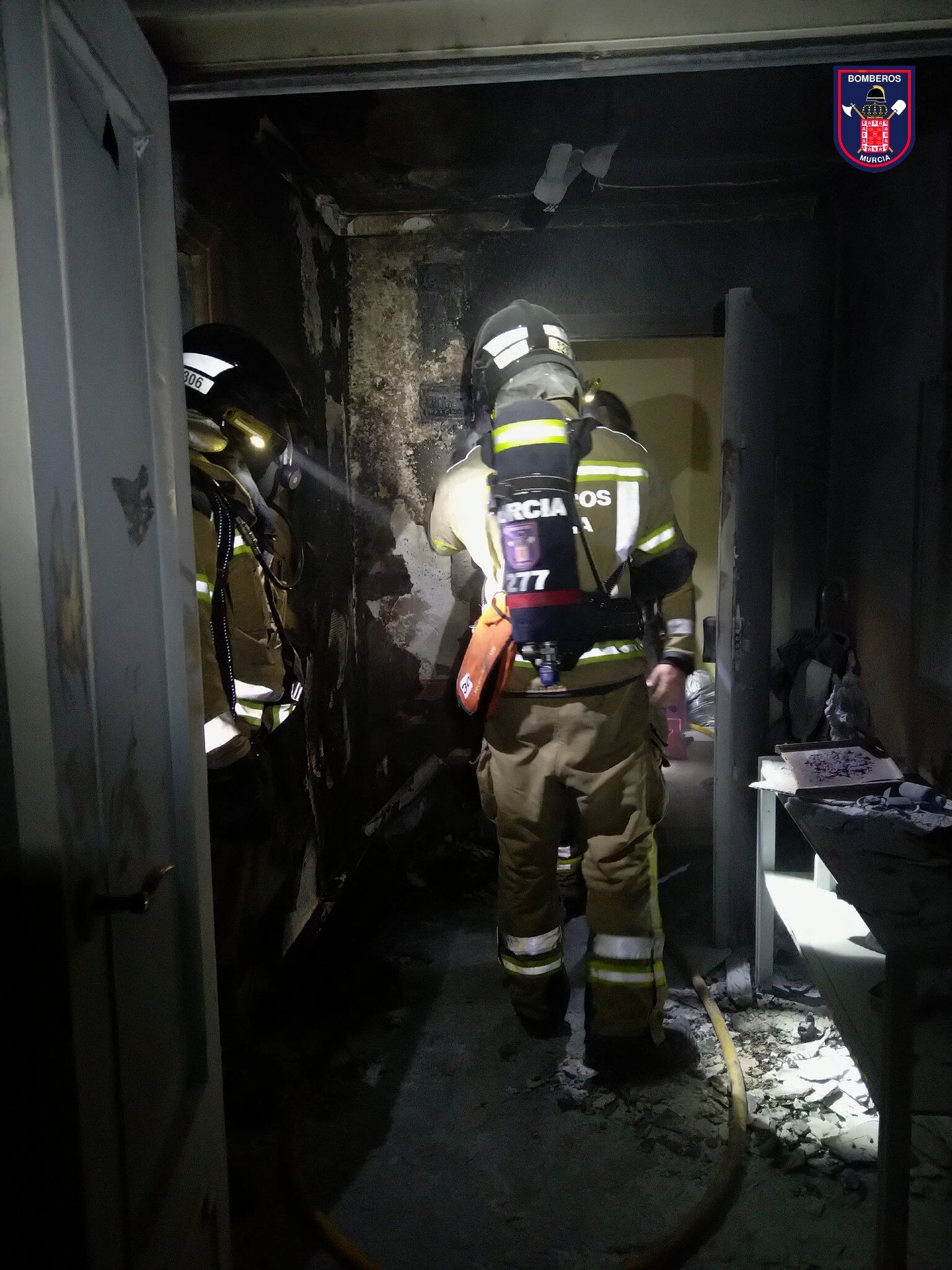 Bomberos de Murcia intervienen en el incendio de una vivienda en el barrio del Infante