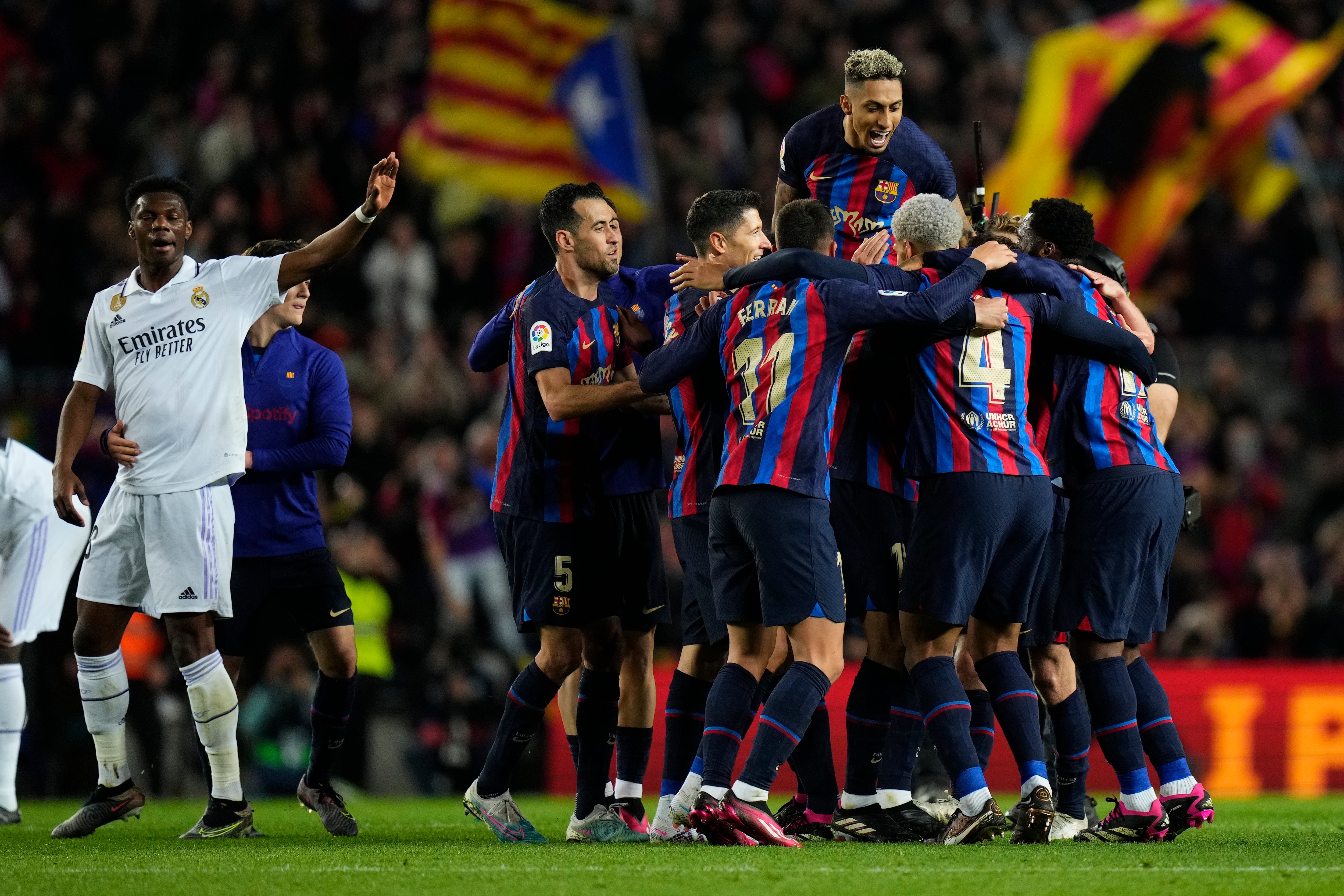 BARCELONA, 19/03/2023.- Los jugadores del FC Barcelona celebran su victoria frente al Real Madrid a la finalización del encuentro correspondiente a la jornada 26 de LaLiga Santander. EFE / Siu Wu.