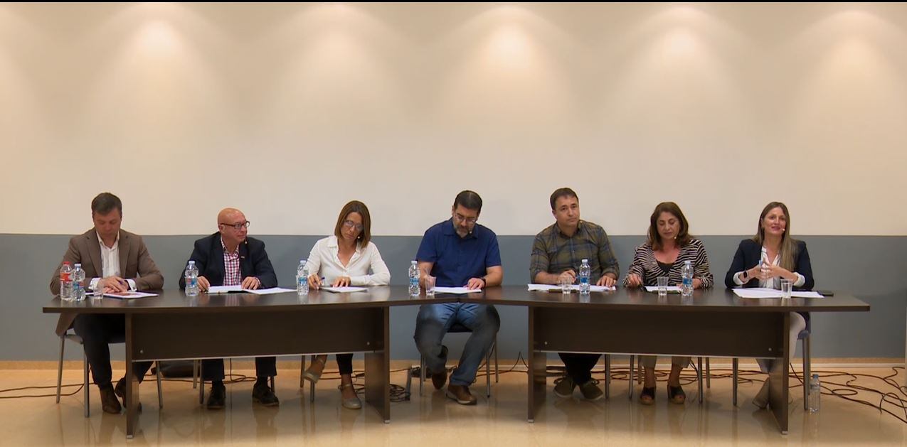 Los seis candidatos y candidatas a la alcaldía de Oliva durante la grabación de L&#039;Anàlisi de Telesafor.