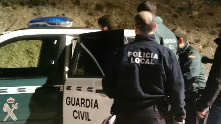 Agentes de la Guardia Civil y de la Policía Local de Pinos Puente(Granada) detienen a un supuesto pirómano tras prender fuego a una zona de matorral de Sierra Elvira el 3 de diciembre de 2015