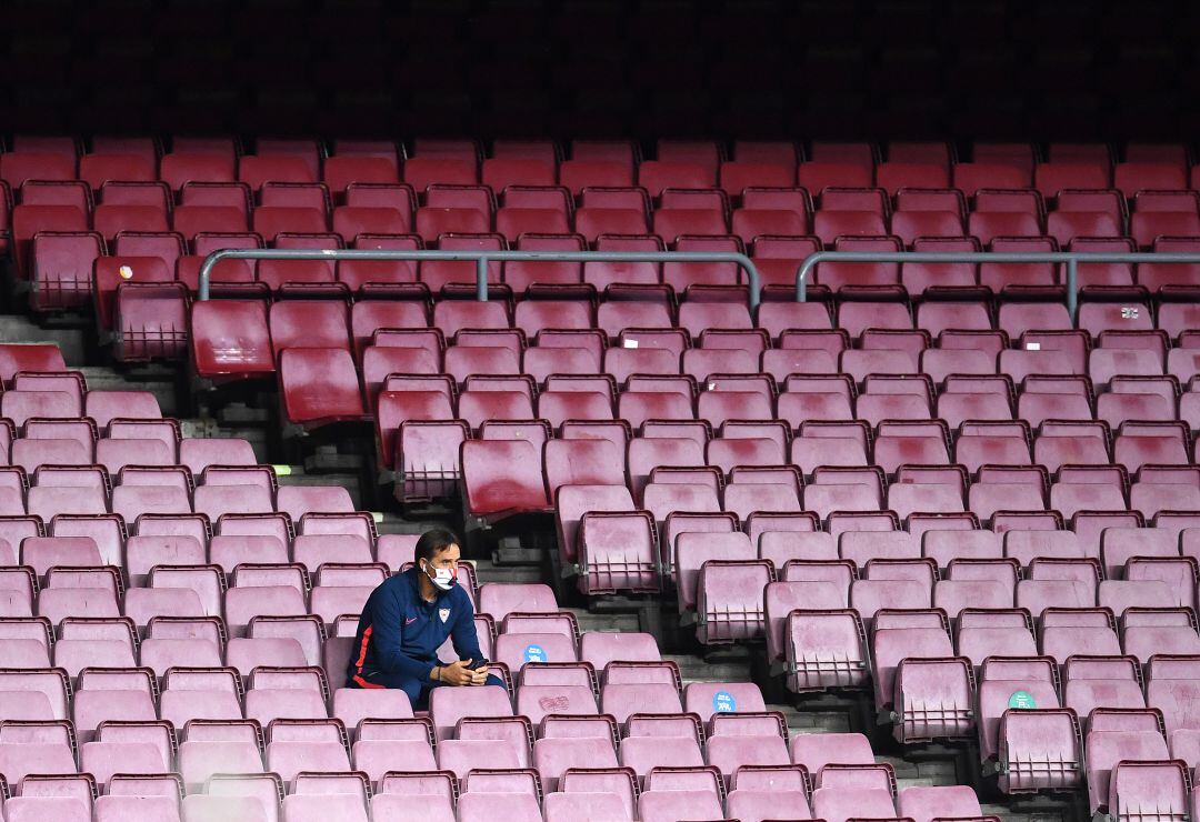 Julen Lopetegui, entrenador del Sevilla, durante el partido contra el Barça en el Camp Nou. 