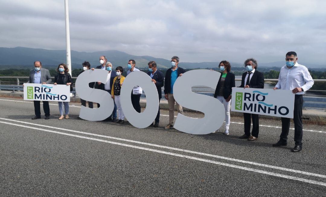 Alcaldes de Galicia y Portugal durante el acto de protesta conjunto en la Ponte da Amizade. 