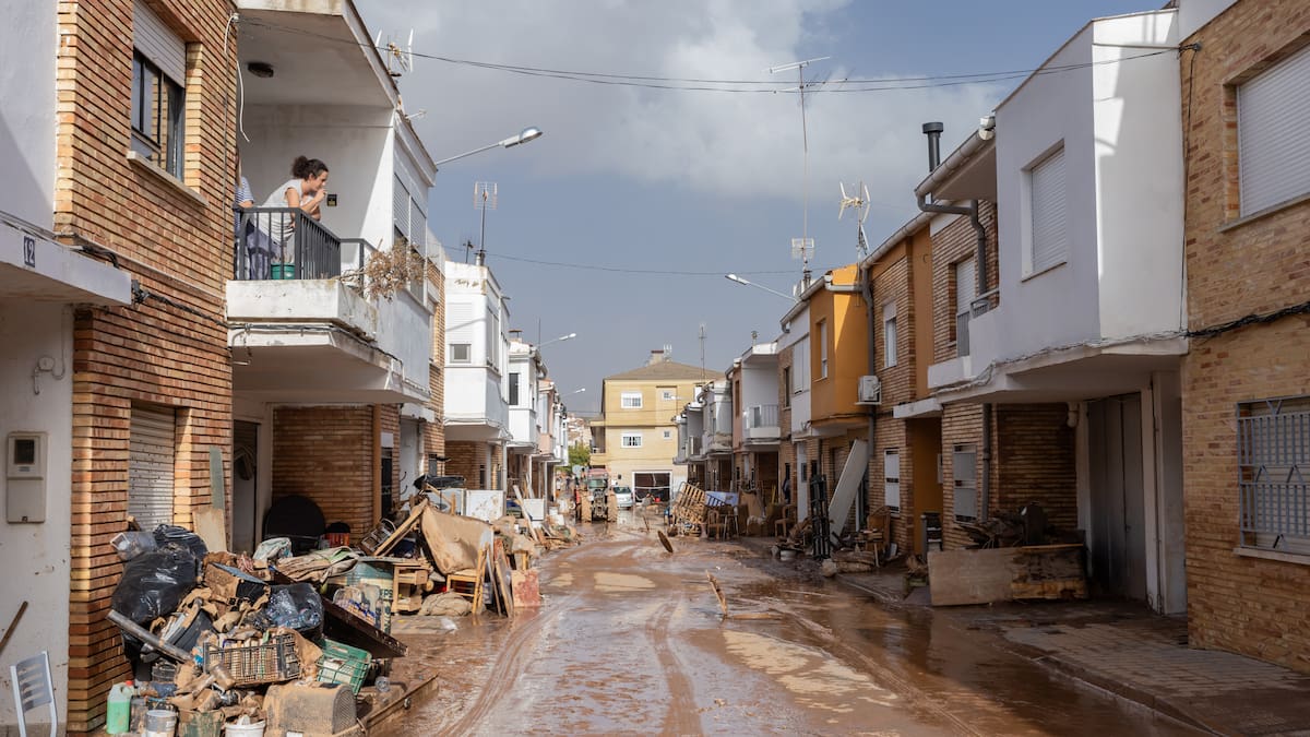 "Voy a dormir aquí, sin luz, me da igual": un hombre de 83 años, vecino de Utiel, vuelve a su casa después del paso de la gota fría