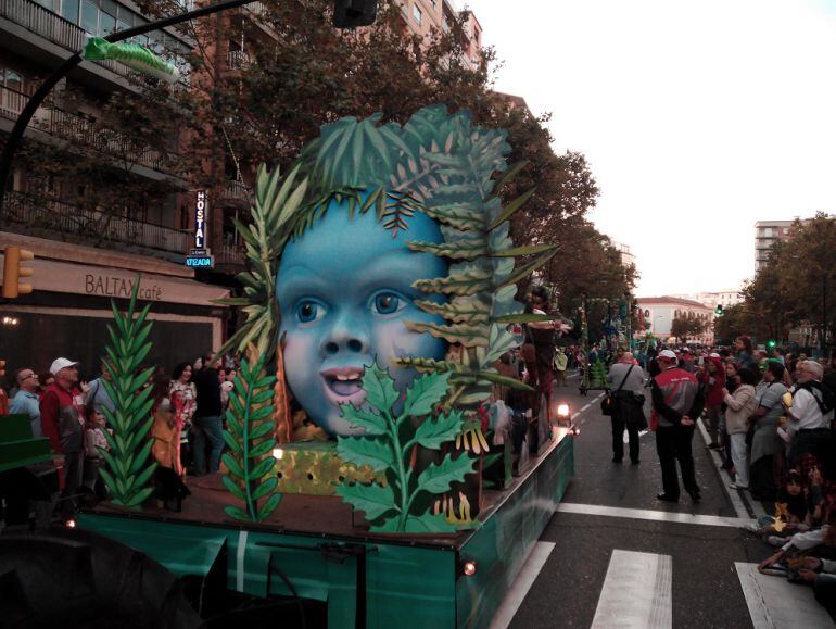 El pasacalles, recorriendo el Paseo María Agustín 
