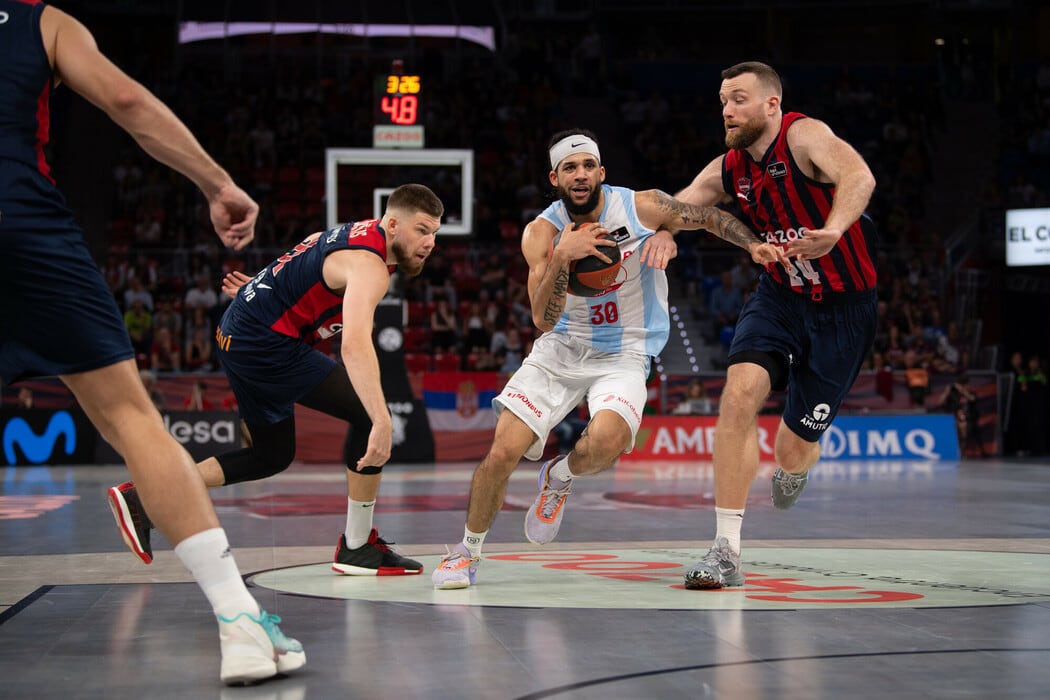 Robertson, gran protagonista del partido, entra a canasta ante la oposición de Matt Costello (ACB Photo/A. Bouzo)