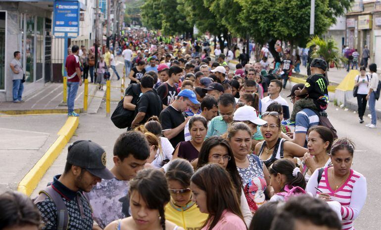 Venezolanos hacen fila para salir por el puente internacional Simón Bolívar, frontera entre Colombia y Venezuela.