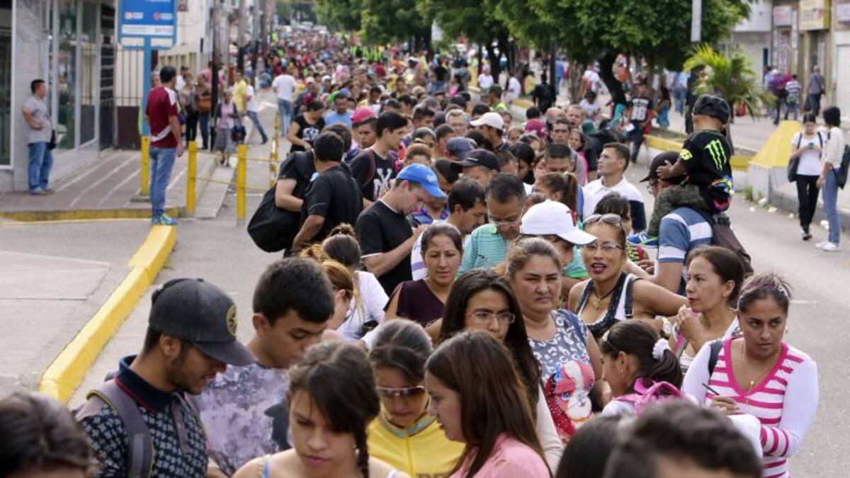 Miles de venezolanos entran a Colombia tras reapertura de la frontera común