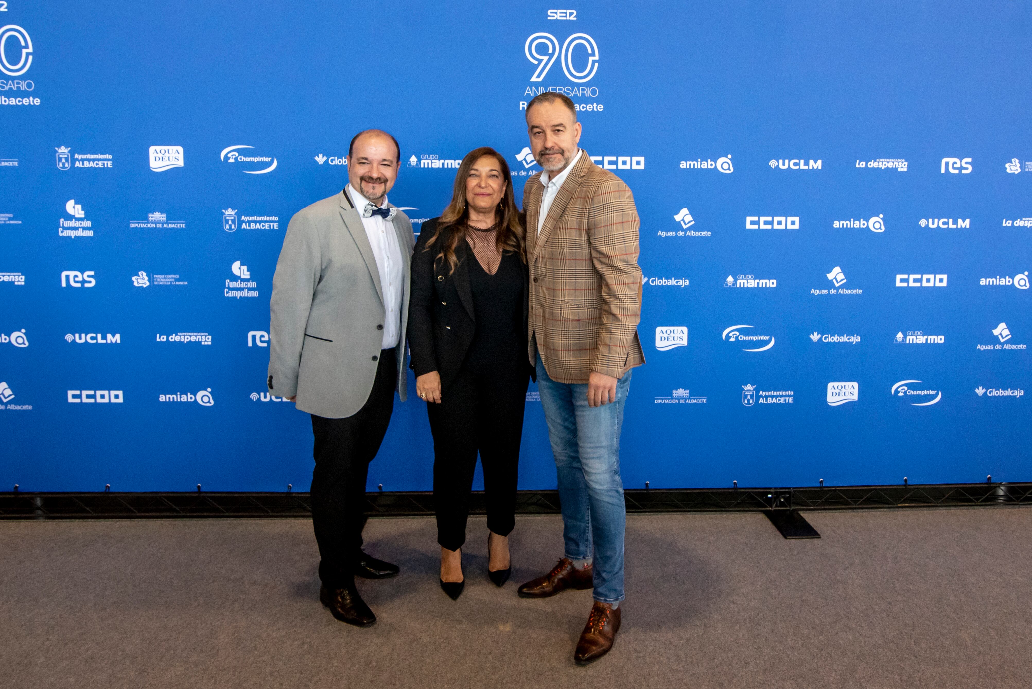 El coordinador regional de musicales, Curro García, la directora de Radio Albacete, Justina Gómez, y el director del Hotel Palacio Albacete, Dionisio Gómez.