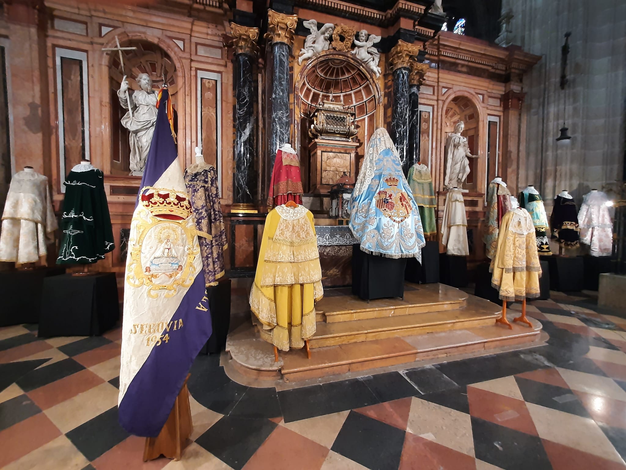 Exposición de mantos de la Virgen de la Fuencisla en la catedral de Segovia