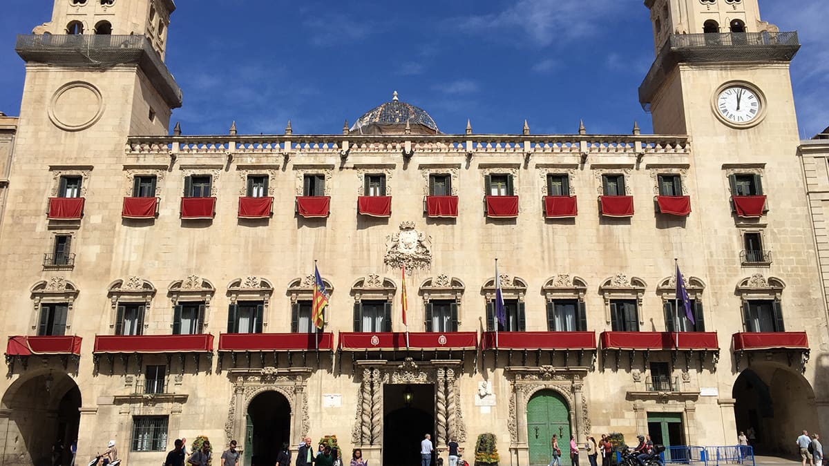 La Mesa Negociadora da luz verde a la carrera profesional en el Ayuntamiento de Alicante con la oposición de la mayoría social