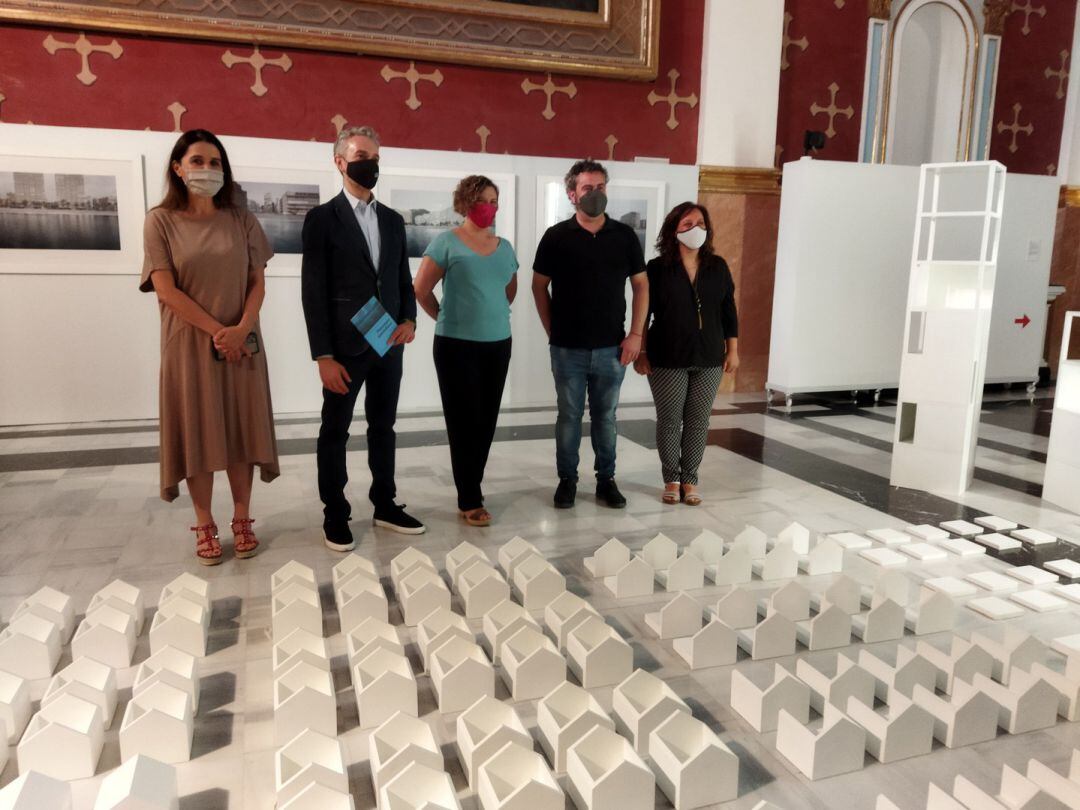 Mónica Jover, José Luis Pérez-Pont, Raquel Tamarit, Raül Llopis i Lucía Romero durant l'obertura de l'exposició 'Paisatges quotidians'.