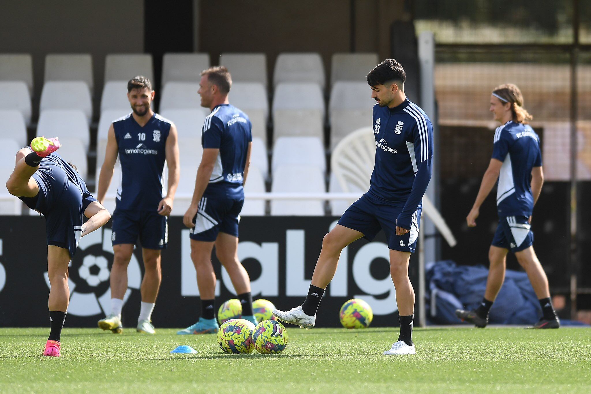 La plantilla albinegra durante el entrenamiento de este jueves