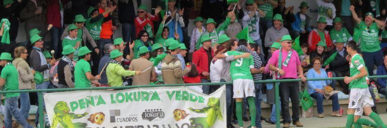 Roberto Puente celebra un gol con su afición