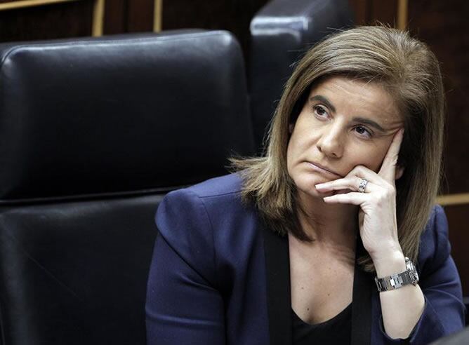 La ministra de Empleo, Fátima Báñez, durante la sesión de control al Ejecutivo