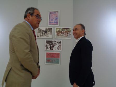 Baudilio Fernández Mardomingo y Emilio Berzosa en el apartado de documentos de Aranda