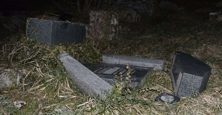 Una imagen del cementerio judío profanado en el norte de Francia.