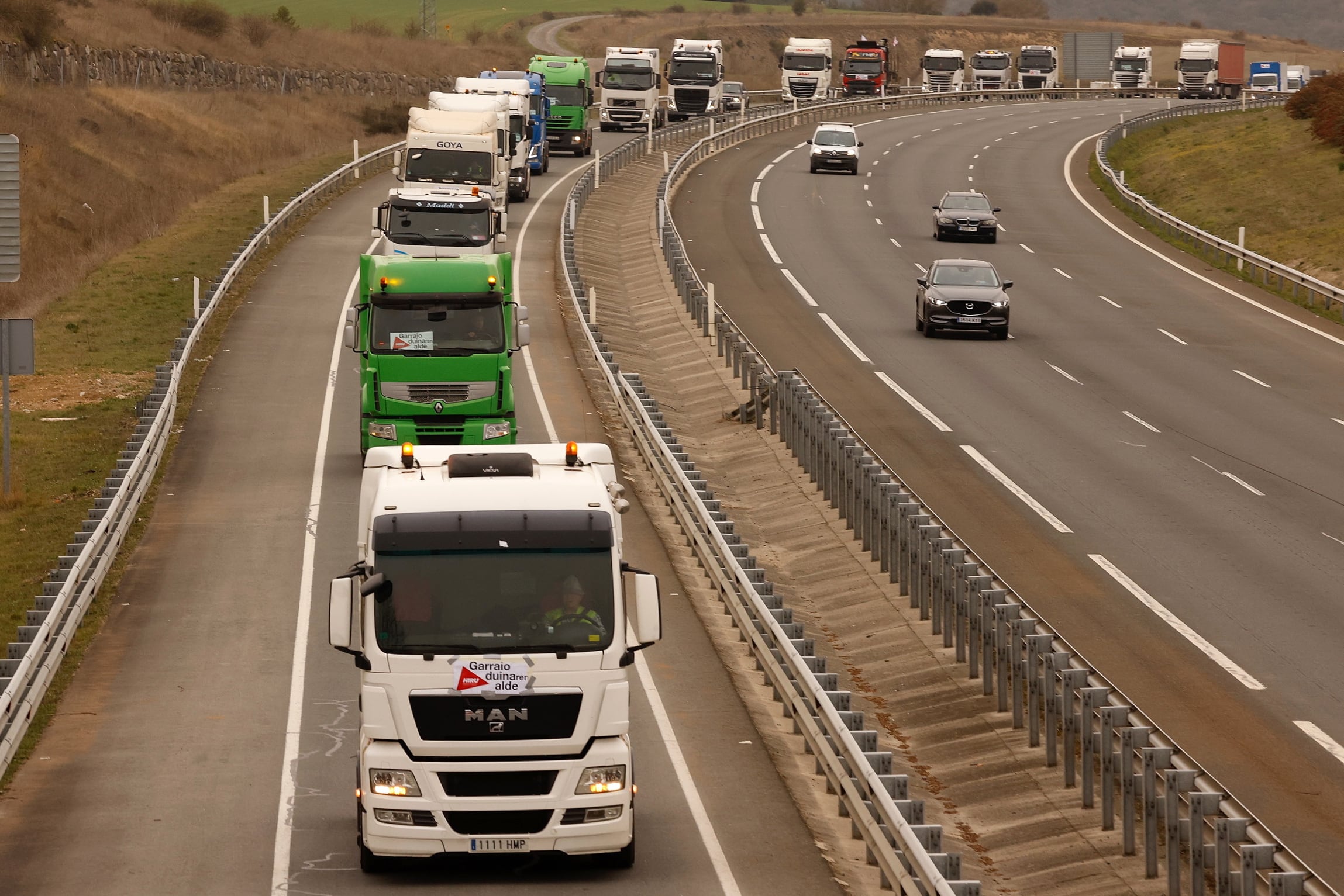 Caravana de camiones desde Nanclares de la Oca hasta la sede del Gobierno Vasco en Vitoria, este miércoles, en defensa de un transporte &quot;digno&quot; convocada con motivo de la huelga de transportistas.