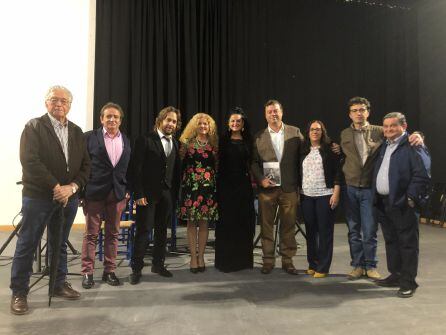 Foto de familia, tras la presentación del libro, con autor, cantaora, guitarrista, concejalas y directivos de la Peña