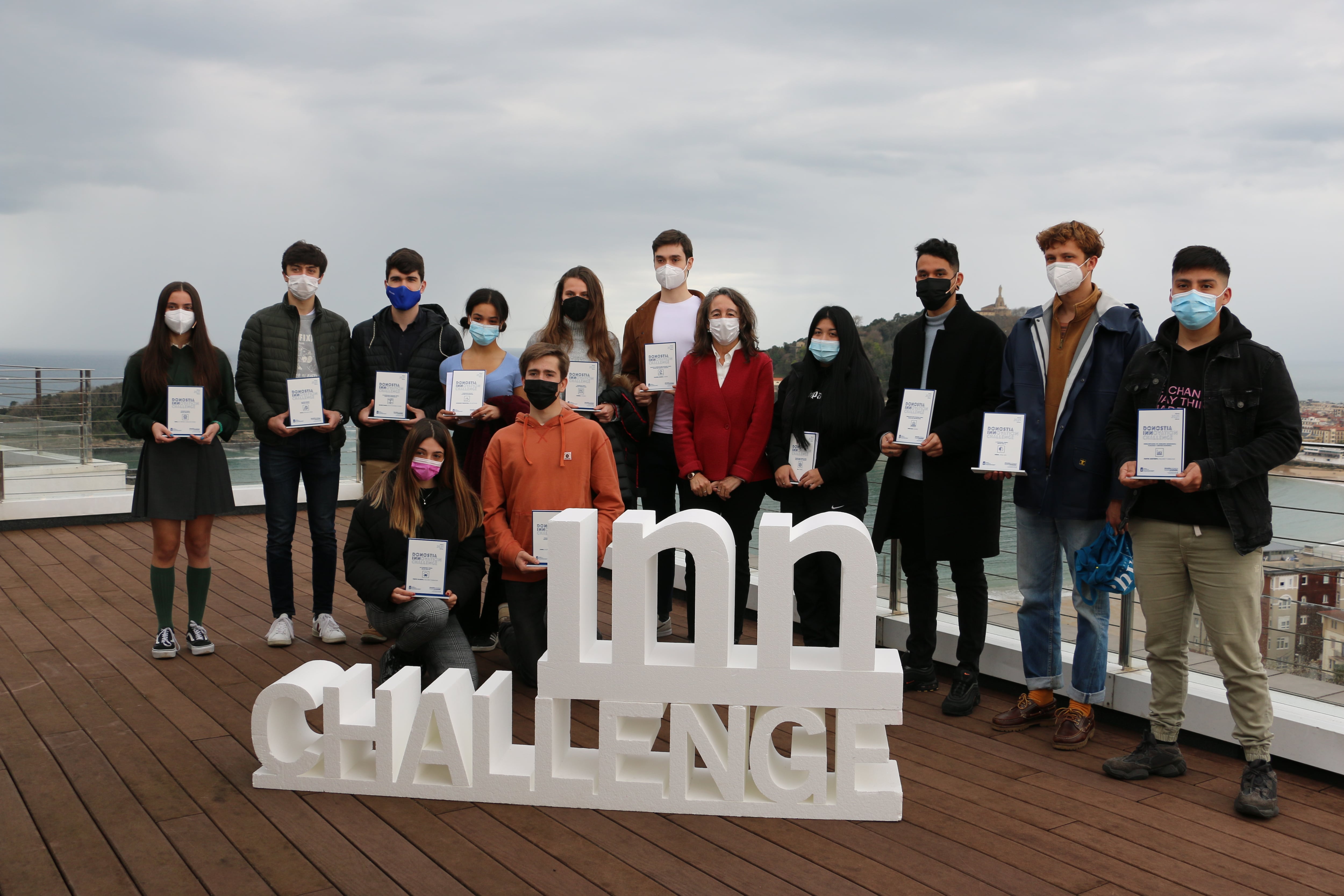 Marisol Garmendia, concejala de Impulso Económico, junto a los doce alumnos premiados / Ayuntamiento San Sebastián