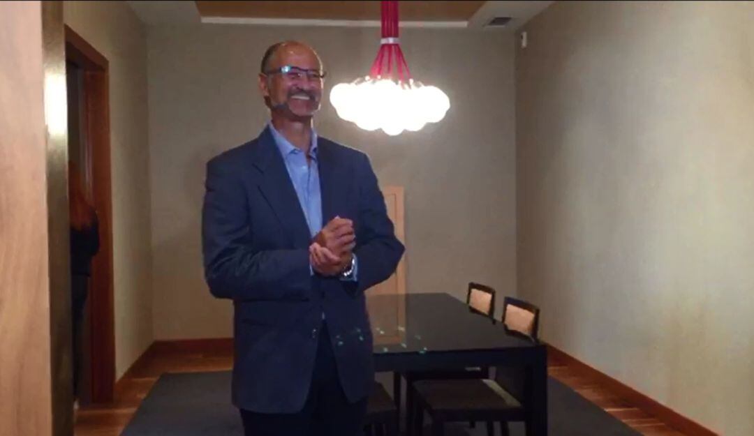 Luis Fuentes durante la visita a la vivienda