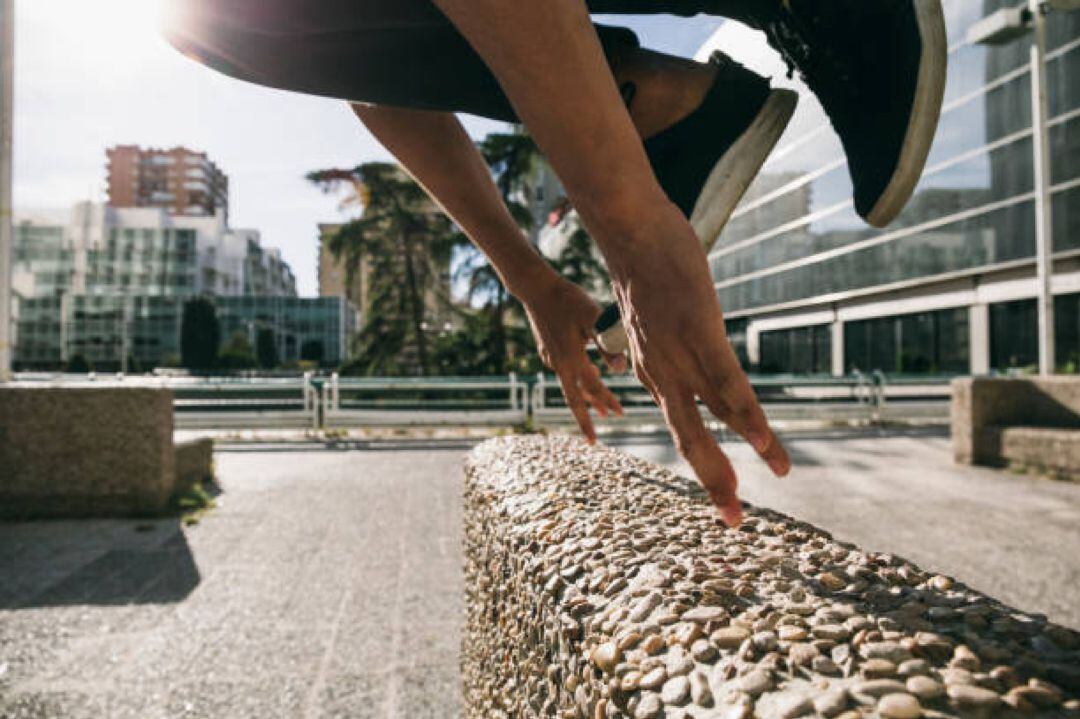 Jóvenes practicando &quot;parkour&quot;