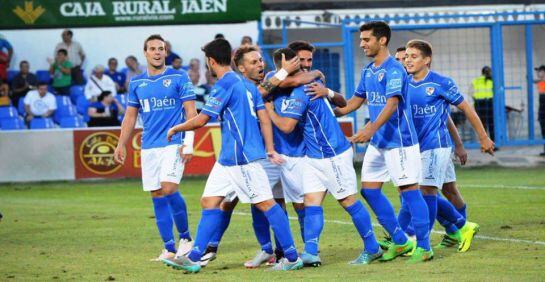 Los jugadores del Linares Deportivo celebran un gol durante el partido de este domingo.