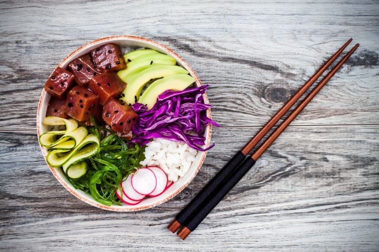 Poke hawaianao de atún marinado.