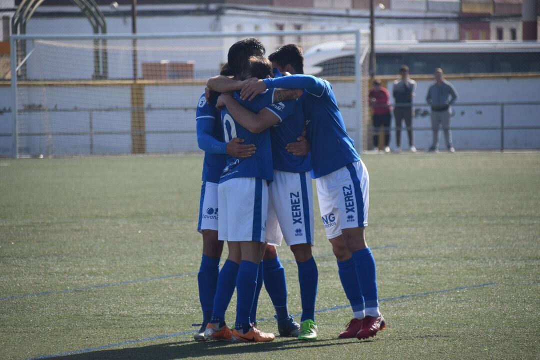 Jugadores del Xerez DFC celebrando un gol ante el Cabecense