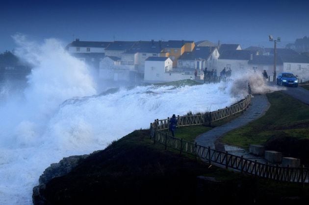 Las olas sobrepasan el paseo en la villa marinera de Rinlo, Ribadeo.