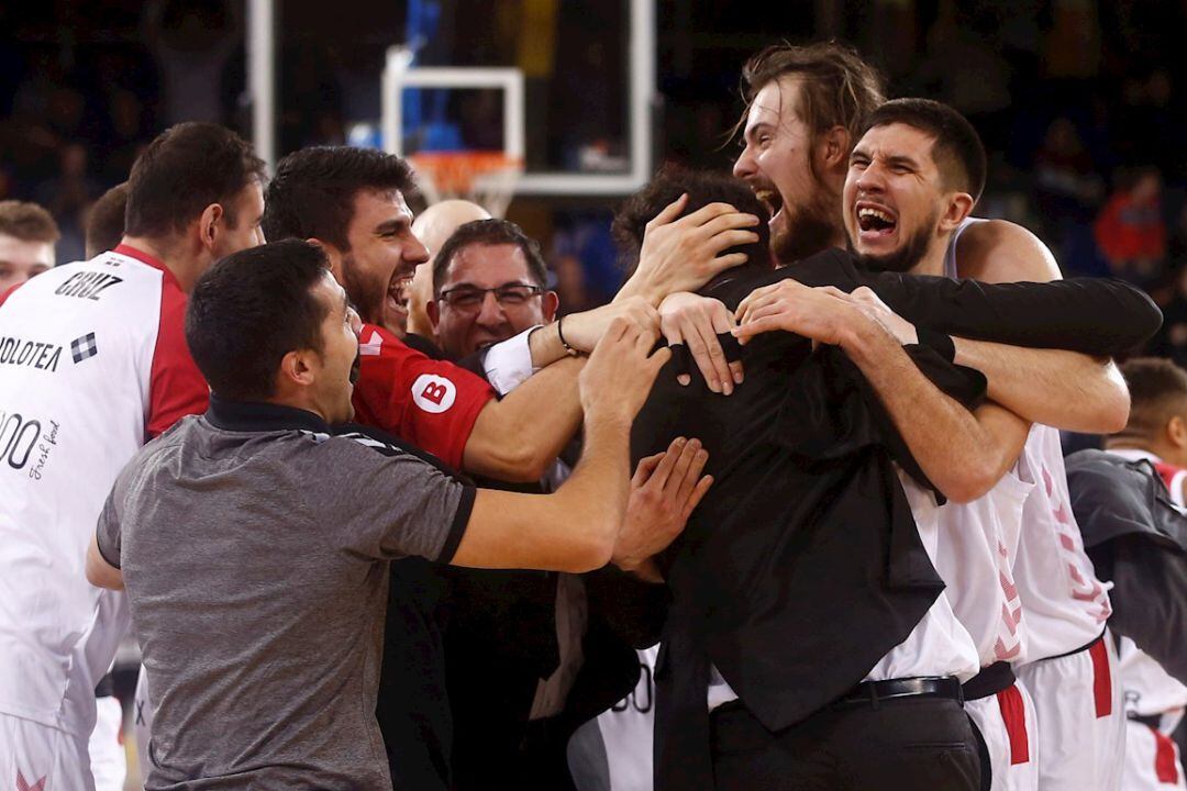 El escolta francés del Retabet Bilbao Basket Axel Bouteille (dcha) se abraza al entrenador Álex Munbrú (3d) al término del partido de la decimoséptima jornada de la fase regular de la Liga ACB de baloncesto disputado en el Palau Balaugrana