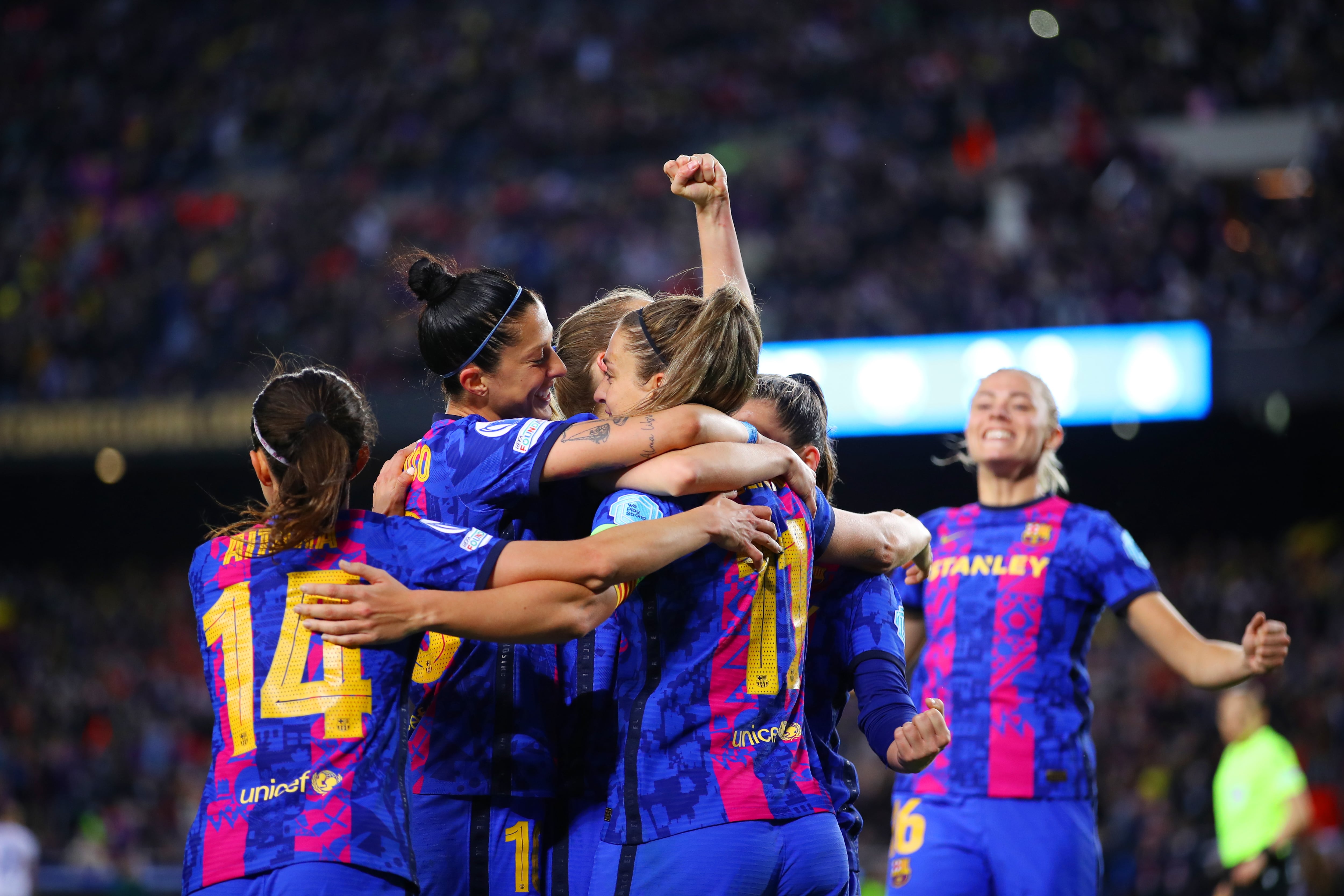 Las jugadoras del Barça celebran un gol en el Camp Nou.