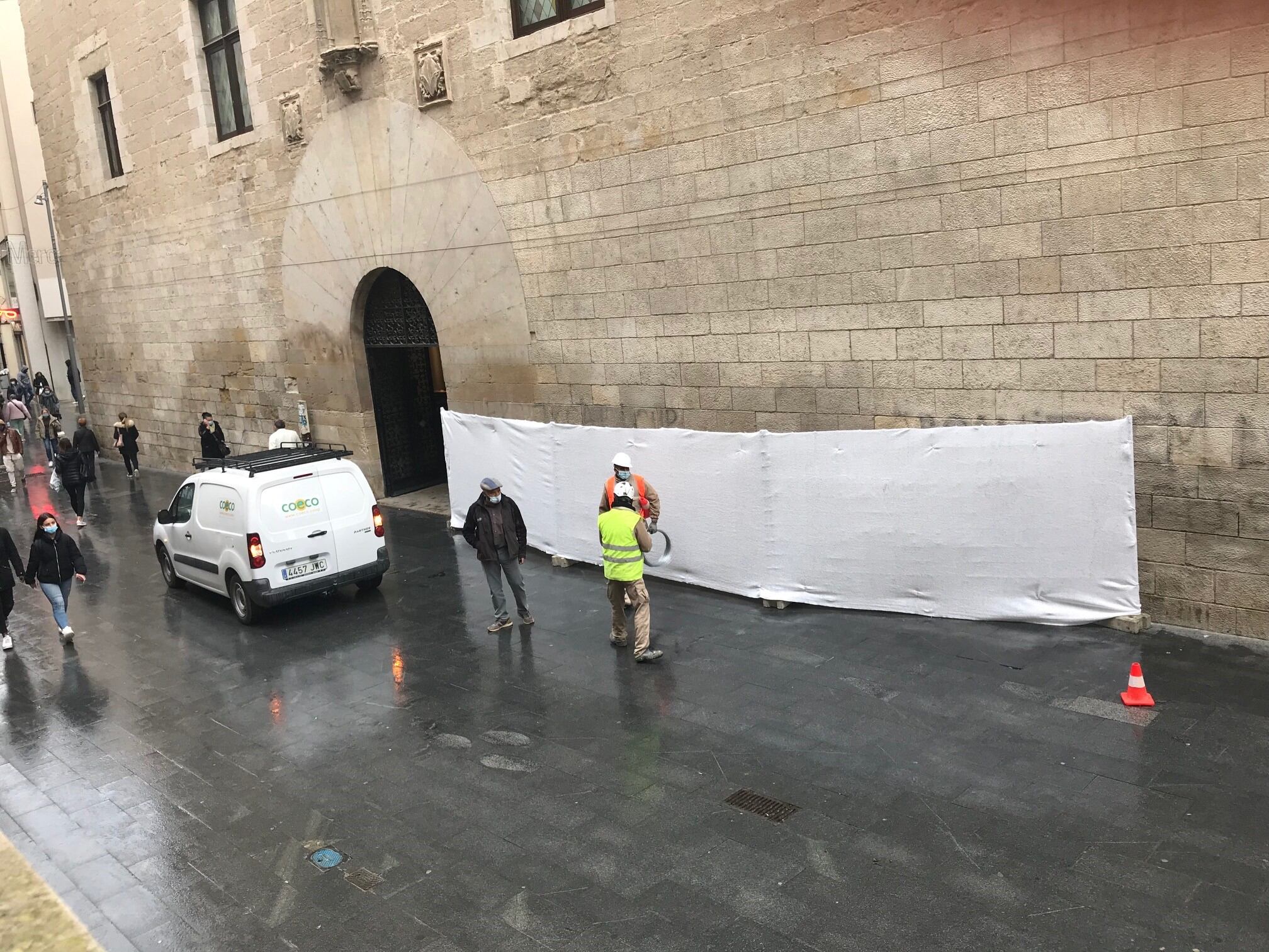 Pla obert de la façana de l'IEI de Lleida on es porten a terme treballs per netejar les pintades aparegudes, el 12 de novembre del 2021.