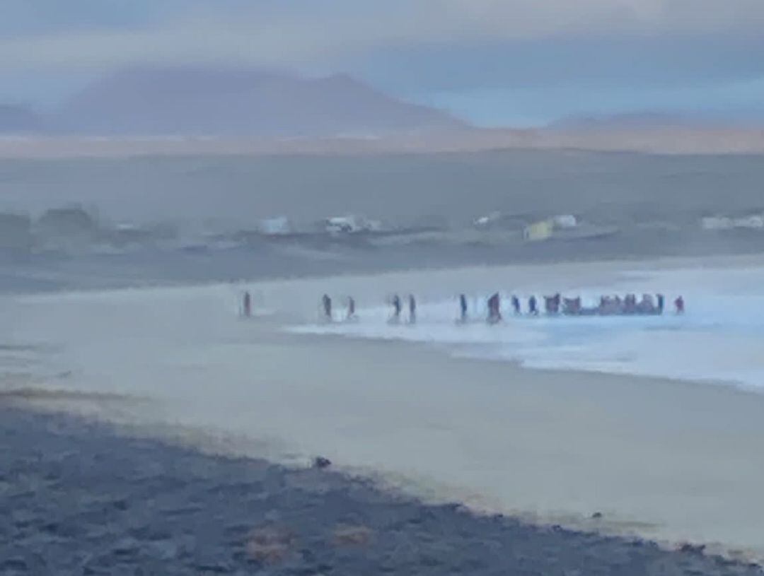 Los migrantes desembarcando este lunes en la &quot;playa del Papelillo&quot; de Famara.