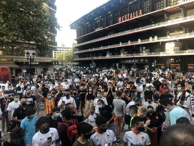 Manifestación en Mestalla contra Lim y Murthy.