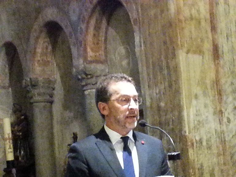 El consejero de Cultura, Genaro Alonso, durante su intervención en la iglesia de Santullano cuyas pinturas prevé restaurar.