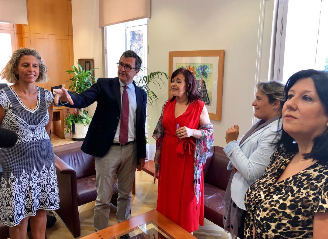 Las representantes de la OMEP durante su reunión con el alcalde de Murcia, José Ballesta, y la concejala de Agenda Urbana y Gobierno Abierto, Mercedes Bernabé