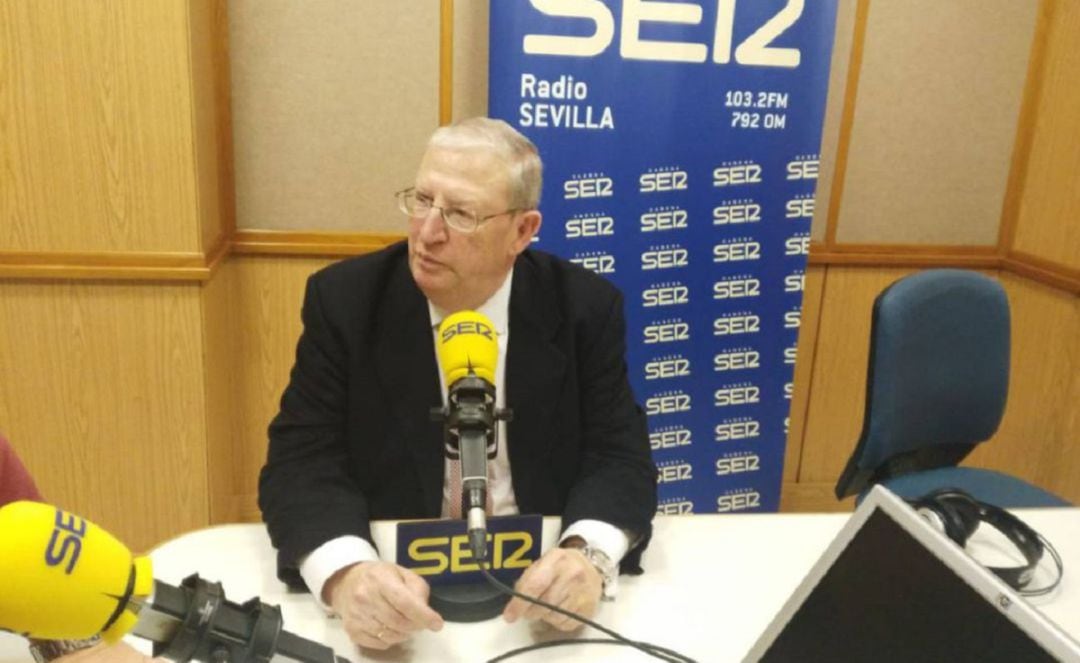 Imagen de archivo de Francisco Vélez, presidente del Consejo de Cofradías, ante los micrófonos de Radio Sevilla