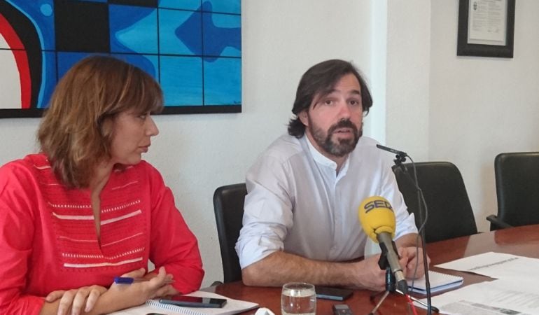 El alcalde de Valdemoro, acompañado por la concejal de Servicios Sociales