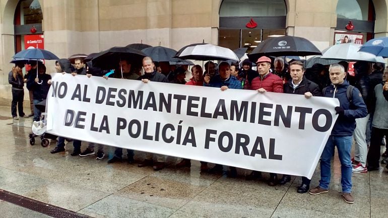 Protesta sindical de la Policía Foral frente al palacio de Navarra